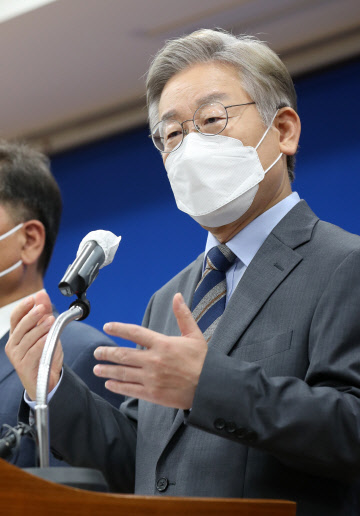 이재명 경기도지사가 지난 6일 강원 원주시청에서 열린 기자간담회에서 대선 공약을 발표하고 있다. 연합뉴스